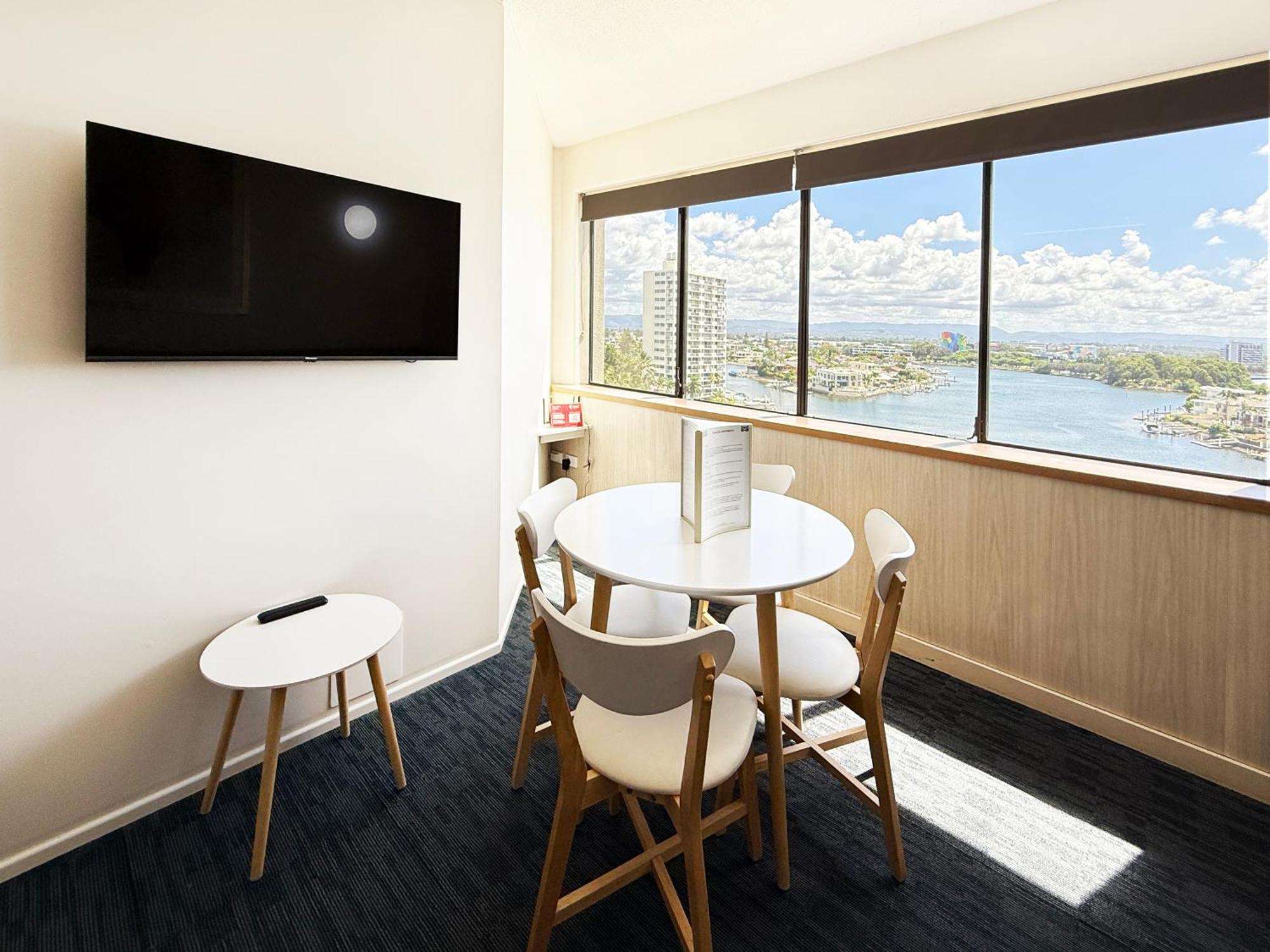 Tiki Hotel Apartments Surfers Paradise Gold Coast Bagian luar foto