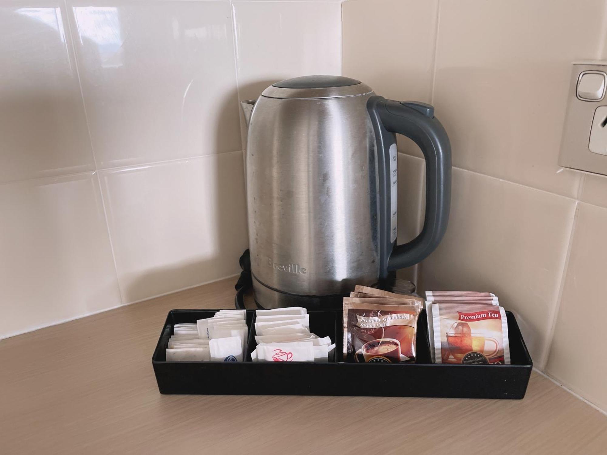 Tiki Hotel Apartments Surfers Paradise Gold Coast Bagian luar foto